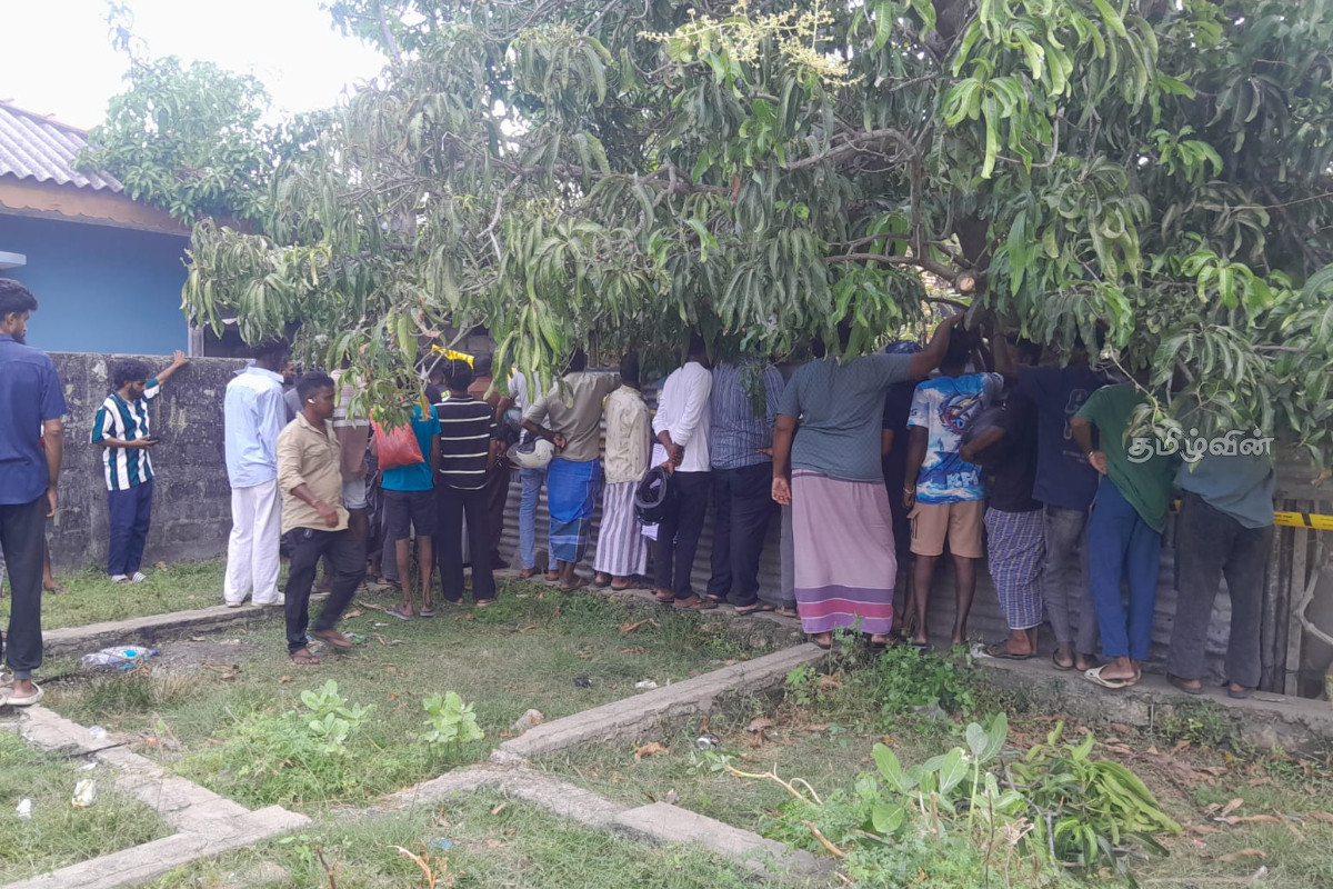 மன்னாரில் கணவனை படுகொலை செய்து மலக்குழியில் வீசிவிட்டு பொலிஸில் சரணடைந்த பெண் | Woman Cut Her Husband Killed In Mannar