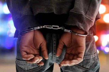 ලංකාවෙන් බෝම්බ හා හමුදා නිල ඇඳුම් සමග පුද්ගලයෙක් අත්අඩංගුවට