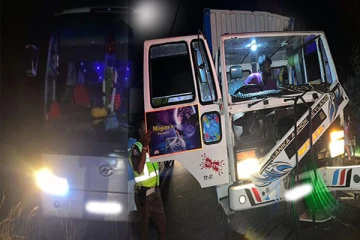 நள்ளிரவில் யாழிலிருந்து கொழும்பு நோக்கி சென்ற பேருந்து கோர விபத்து ; மூவர் பலி