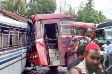 கொழும்பு நோக்கி சென்ற பயணிகள் பேருந்து நேருக்கு நேர் மோதி விபத்து - பலர் காயம்