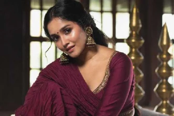 கையில் மல்லிப்பூ!! காந்தக்கண்ணில் மயக்கும் 19 வயது நடிகை அனிகா..