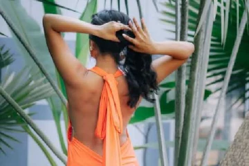 பேக்லஸ் ஆடையில் நடிகை ஆஷ்னா சவேரி.. புகைப்படங்கள் இதோ..