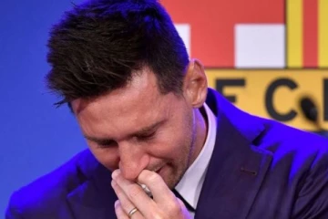 கண்கலங்கிய கால்பந்து வீரர் பிஎஸ்ஜி அணியில் இணைந்தார்!