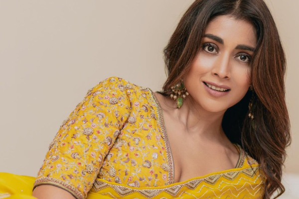 ஸ்ரேயாவிடம் அத்து மீறிய நடந்து கொண்ட மர்ம நபர்.. வெளியான பரபரப்பு வீடியோ | Shriya Saran Abused By Fans In Tirupati Temple