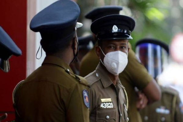 இலங்கை பொதுமக்களை நெகிழ்ச்சியடைய செய்த பொலிஸாரின் செயல்! | Police Made The Sri Lankan Public Resilient Gold