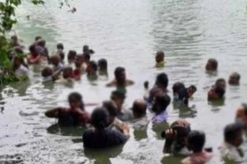 பேர குளத்தில் தள்ளி விடப்பட்ட அரசியல்வாதிகள் - சடலத்தை எடுத்து செல்லும் வண்டியில் வீடுகளுக்கு சென்றதால் பதற்றம்