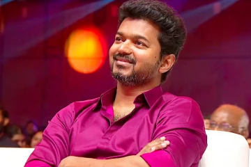 நடிகர் விஜய்யின் காரை சூழ்ந்து கொண்ட ரசிகர்கள் கூட்டம், எங்கு சென்றுள்ளார் பாருங்க..