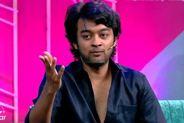 இந்த புகைப்படத்தில் இருக்கும் நட்சத்திரம் யார் தெரியுமா.. யாருனு தெரிஞ்சா ஷாக் ஆகிடுவீங்க | Popular Celebrity Childhood Photo Viral