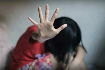 பதின்ம வயது சிறுமியை அச்சுறுத்தி துஸ்பிரயோகம்; தந்தையின் நண்பரின் மோசமான செயல்