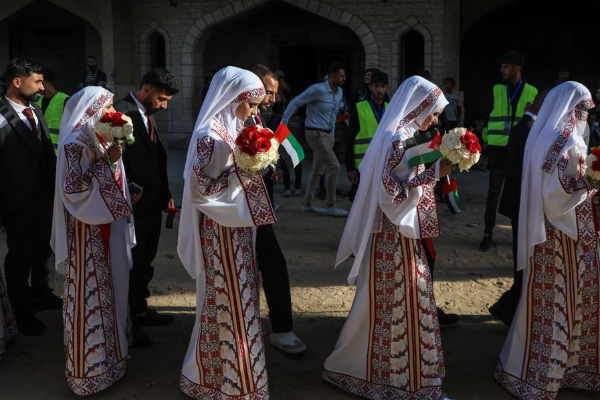காசாவில் இடிந்த கட்டிடங்களுக்கு நடுவில் 54 ஜோடிகளுக்கு திருமணம்; இணையங்களில் வைரல்! | 54 Couples Wedding Gaza Amidst Collapsed Buildings காசாவில் இடிந்த கட்டிடங்களுக்கு நடுவில் 54 ஜோடிகளுக்கு திருமணம்; இணையங்களில் வைரல்! | 54 Couples Wedding Gaza Amidst Collapsed Buildings