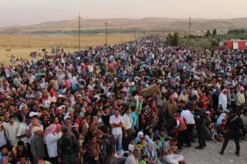 சிரியாவில் இருந்து வெளியேறும் ஆயிரக்கணக்கான மக்கள்