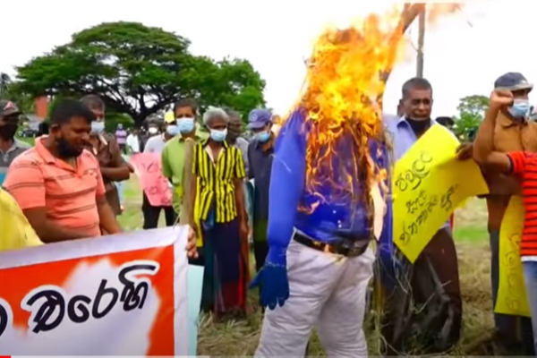 மகிந்தானந்தாவின் “கொடும்பாவி” எரித்து ஆர்ப்பாட்டம் செய்த விவசாயிகள்! | Farmers Protest By Burning Mahindananda Skull