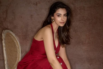 சிகப்புநிற ஆடையில் கிளாமர் போஸ்!! நடிகை மீனாட்சி செளத்ரியின் ரீசெண்ட் கிளிக்ஸ்..