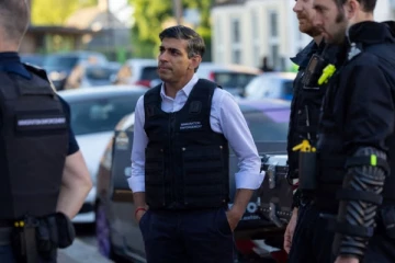 பொலிஸ் உடையில் களமிறங்கிய ரிஷி சுனக்; வளைத்து வளைத்து தேடுதல்