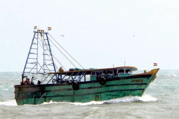 சட்டவிரோத கடற்தொழில் நடவடிக்கை: இந்திய இழுவை படகுகளை தடுப்பதற்கு புதிய அணுகுமுறை