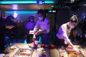 ஹொட்டல் மேஜை மீது ஏறி உணவில் சிறுநீர் கழித்த நபரால் 4000 பேருக்கு இழப்பீடு