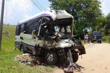 தமிழர் பகுதியில் கோர விபத்து ; 20 பேர் படுகாயம்