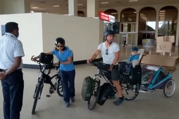 இலங்கைக்கு வந்த வெளிநாட்டவர்களின் வித்தியாசமான செயல்! கட்டுநாயக்க விமான நிலையத்தில் பதிவான காட்சி(Video)