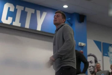 ஒலிம்பிக் ஓட்டப்பந்தயத்தில் பங்கேற்ற மனைவியைக் கண்டு உற்சாகத்தில் துள்ளி குதித்த கணவன்!