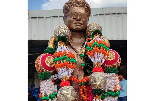 ஒரு தலைவன் உருவாக ஒரு யுகமே தேவை: நடிகர் விஜய்-க்கு சிலை வைத்த ரசிகர்கள் | Fans Actor Vijay Statue