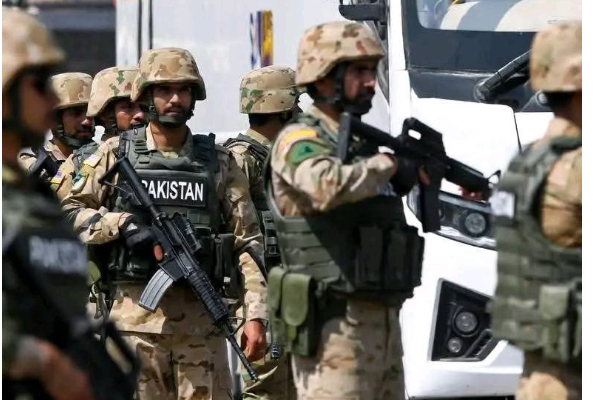 பாகிஸ்தானில் இலங்கை அணி வீரர்கள் உள்ள மைதானத்தை சுற்றும் உலங்கு வானூர்திகள் | Strong Security For The Srilankan Team In Pakistan