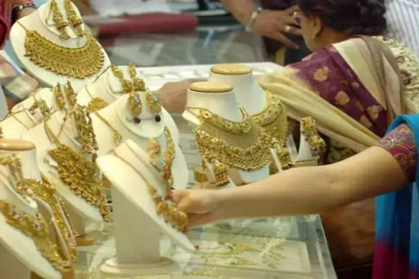 இலங்கையில் ஒரே நாளில் சடுதியாக குறைந்த தங்கத்தின் விலை! | The Lowest Price Of Gold In One Day In Sri Lanka
