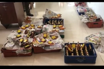 රටබීම හලක කසිප්පු පිරවු කාලේ බෝතල් තොගයක් .... (PHOTO)