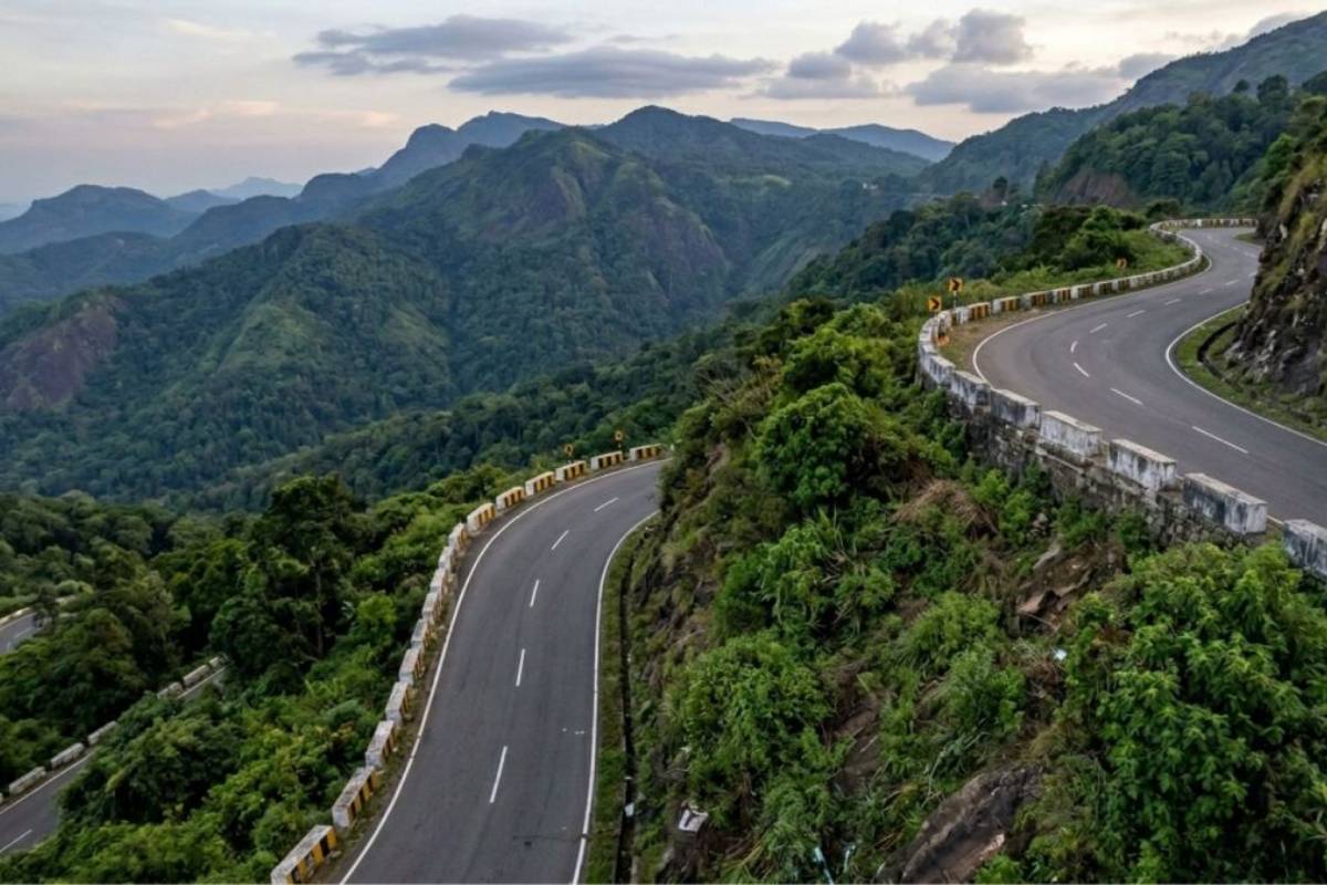 தமிழ்நாட்டில் நிகழ்ந்த பயங்கர விபத்து: கேரளாவைச் சேர்ந்த 9 பேர் பலி | Hundreds Pay Respects To Valparai Crash Victims