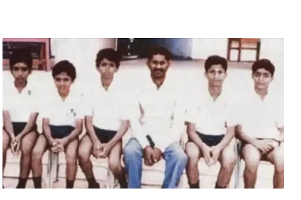 தளபதி விஜய் அவரின் பள்ளி ஆசிரியருடன் இருக்கும் இந்த அன்சீன் புகைப்படத்தை பார்த்துள்ளீர்களா! | Vijay Unseen School Picture