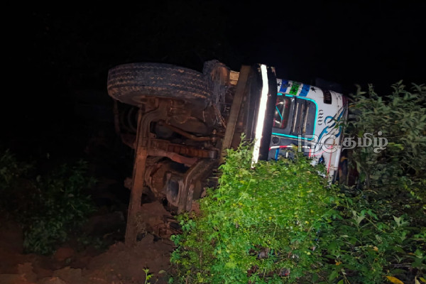 கிளிநொச்சியில் நிறுத்தாமல் சென்ற வாகனம் மீது துப்பாக்கிசூடு | Shots Fired Vehicle Failed To Stop In Kilinochchi