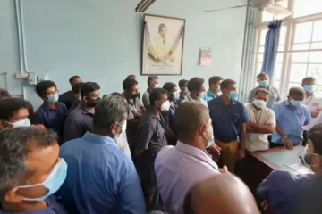 ප්‍රධානතම මාධ්‍ය ආයතනයක් ගිනියම් වෙයි.. සේවකයන් කාර්යාල වටලයි..අගමැතිටත් දඹර ඇගිල්ල දිගු කෙරේ..