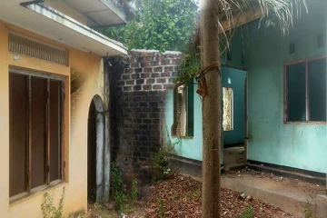 அம்பாறையில் கைவிடப்பட்ட வீடுகளில் இடம்பெறும் சமூக சீர்கேடுகள் (Photos)