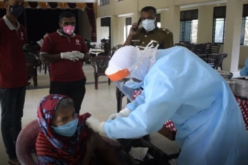 ஓட்டமாவடியில் அறுபது வயதிற்கு மேற்பட்டவர்களுக்கு கோவிட் - 19 தடுப்பூசி