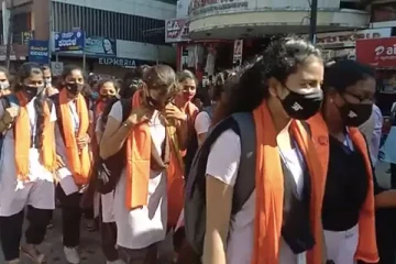 ஹிஜாப்பிற்கு எதிராக மாணவிகளை காவித்துண்டு அணிய வற்புறுத்தல்! வெளியான பரபரப்பு காட்சிகள்