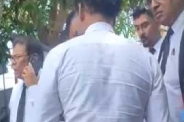நீதிமன்ற வளாகத்தில் சட்டத்தரணியை தாக்கிய கான்ஸ்டபிள் | Constable Assaults Lawyer In Court Premises