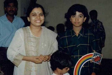 இந்த சிறுவயது புகைப்படத்தில் இருக்கும் பிரபலம் யார் என்று தெரிகிறதா?- சமீபத்தில் அவரது வீடியோ வைரல்