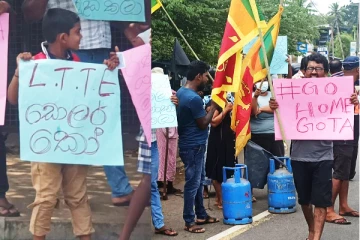 விடுதலைப் புலிகளின் டொலர் எங்கே! வவுனியாவில்  போராட்டம்