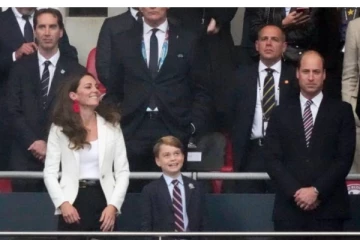 நினைத்து பார்க்காத நேரத்தில் கோல் அடித்த இங்கிலாந்து! வாயடைத்து போன குட்டி இளவரசர்