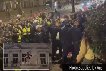 லண்டன் ஈரானிய தூதரகம் முன்பு வெடித்த வன்முறை: காவல்துறை அதிகாரிகள் படுகாயம்