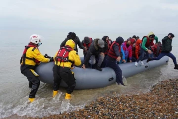 ஆயிரக்கணக்கான புகலிடக்கோரிக்கையாளர்களின் விண்ணப்பங்கள் நேர்காணல் இல்லாமலே அங்கீகரிப்பு: பிரித்தானியாவின் முடிவும் எதிர்ப்பும்