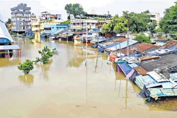ஆந்திரா, தெலங்கானாவை புரட்டிப்போட்ட வெள்ளப்பெருக்கு - மூழ்கிய வீடுகளில் தவிக்கும் மக்கள்!