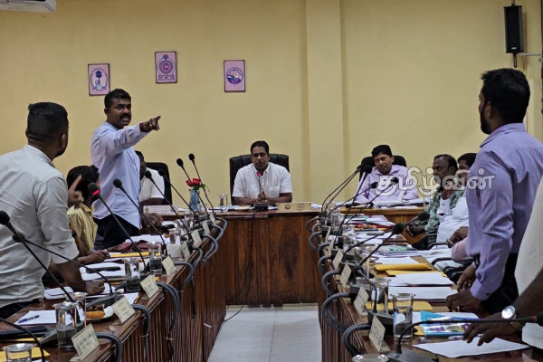 மானிப்பாய் பிரதேச சபையில் அமளி துமளி : மரணச் சடங்கிற்கு வெடி கொழுத்த கட்டணம் | Students Hairstyles