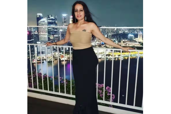 கிழக்கு சீமையிலே படத்தில் ஆத்தங்கர மரமே பாடலில் வந்த நாயகியா இவர்?- மாடர்ன் உடையில் ஆளே மாறிவிட்டாரே? | Kizhakku Cheemaylie Actress Rudhra Latest Photo