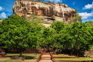 சீகிரியா சென்ற வெளிநாட்டவருக்கு அதிர்ச்சி! உச்சியை காண 11000 ரூபா