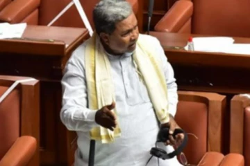 ''என்னது வேஷ்டி அவிழ்ந்திருச்சா ? அது ஒன்னுமில்லை பா வயிறு பெரிசாகிட்டுலே '' - வைரலாகும் சித்தராமையாவின் வேஷ்டி