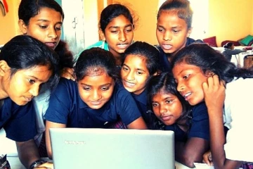 திண்டுக்கல்லில் பீஸ் கட்டாததால் 13 மாணவிகளை ஆன்லைன் வகுப்பிலிருந்து நீக்கிய தனியார் பள்ளி..!