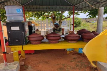 திருகோணமலையில் சாலையோரம் உணவு கடை வைத்துள்ள தாயின் நெகிழ்ச்சி செயல்!