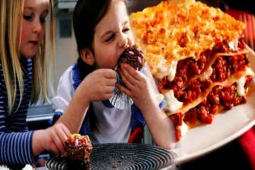 குழந்தைகளுக்கு மறந்தும் கொடுக்கக் கூடாத உணவுகள்- கண்டிப்பாக தெரிஞ்சிக்கோங்க