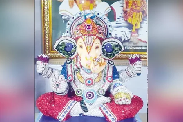 வைரத்தில் ஜொலித்த விநாயகர் சிலை ; அசர வைத்த கலைஞர் | Artist Stuns With Diamond Encrusted Vinayagar
