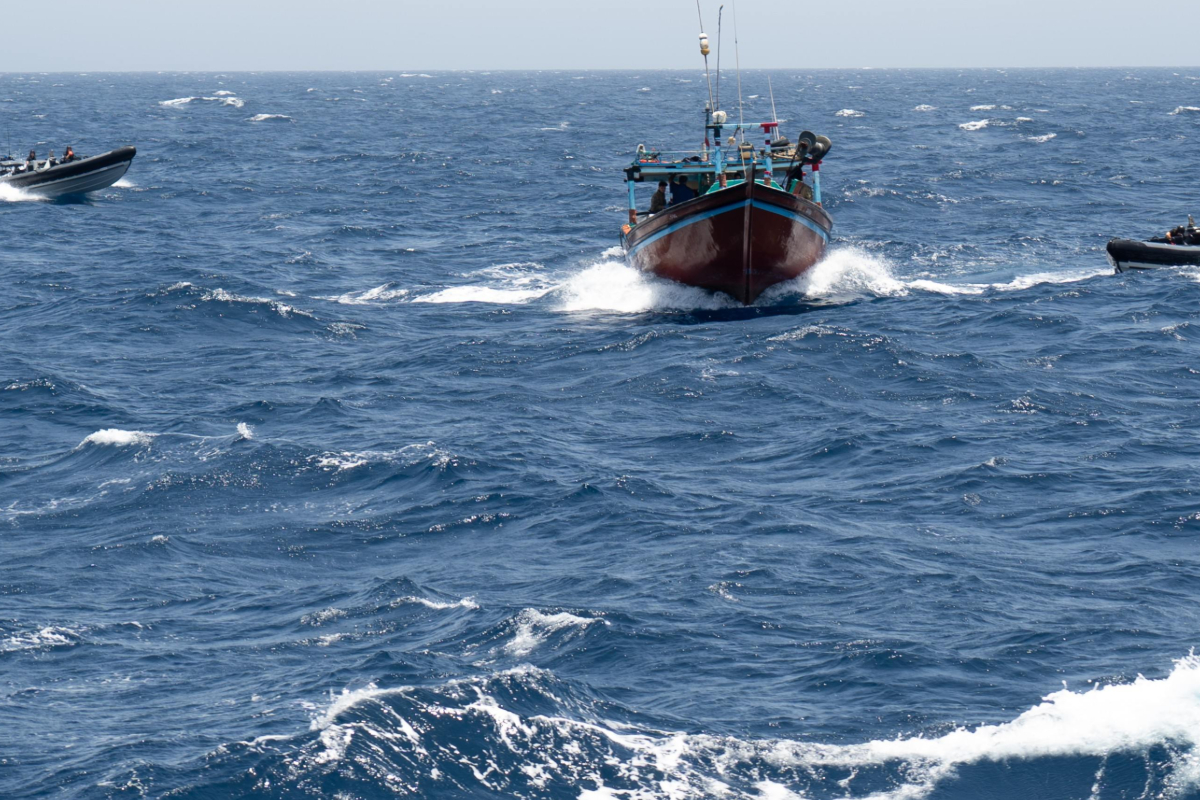 நெடுநாள் மீன்பிடி படகில் ஆபத்தான பொருள்; சுற்றிவளைத்த கடற்படை | Narcotics Seized On Long Distance Fishing Boat நெடுநாள் மீன்பிடி படகில் ஆபத்தான பொருள்; சுற்றிவளைத்த கடற்படை | Narcotics Seized On Long Distance Fishing Boat